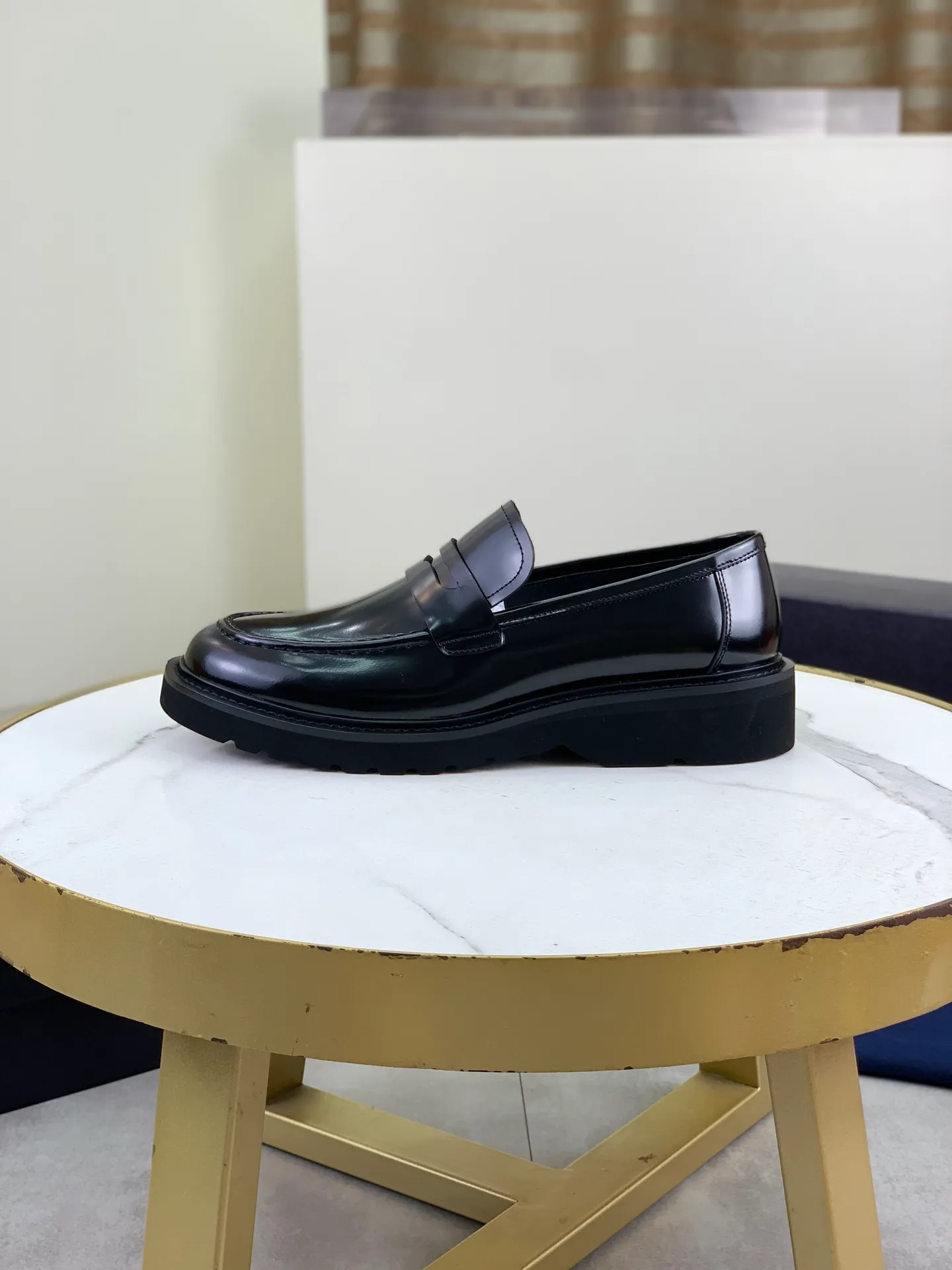 Factory price P880💰Original quality, top version🔱 ＰＲＡＤＡPrada. Men’s business casual leather shoes, top quality products. 1:1 shipment⬆️Luxurious and noble👞All imported original color-brushed edge beads, just to create a more comfortable wearing experience. Upper: Original comfortable open-edge bead rubbed color calfskin➕Top imported water-dyed full cow lining, original high-end lightweight and comfortable TPU foam combination bottom✔️Code number: 39-44 (38 45) 46 47 can be customized)